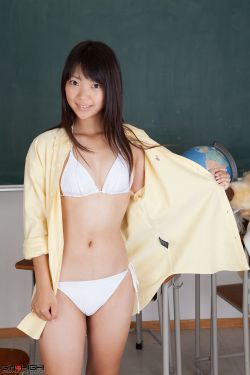 美女挤奶